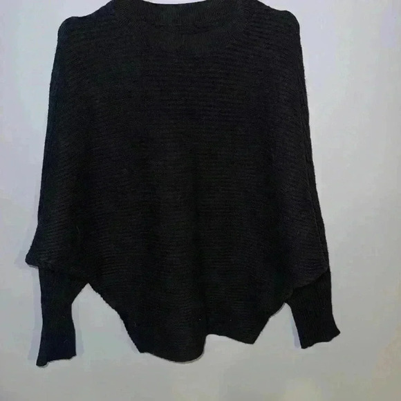 Black sweater - Picture 1 of 3